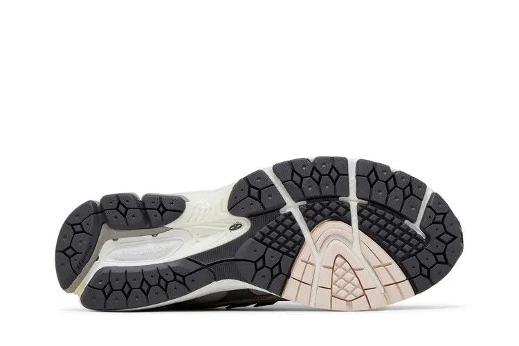 1906N N.Hoolywood x INVINCIBLE Moonrock VOSneakers