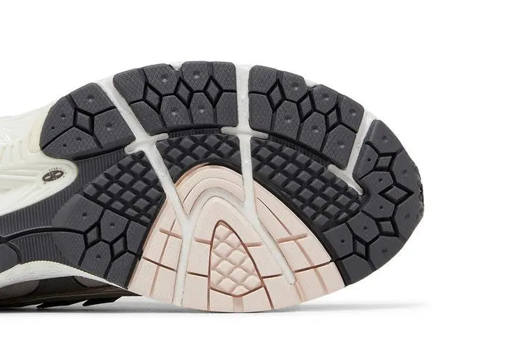 1906N N.Hoolywood x INVINCIBLE Moonrock VOSneakers