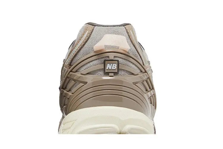 1906N N.Hoolywood x INVINCIBLE Moonrock VOSneakers