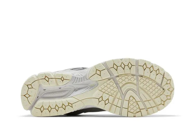 1906R The Basement Silver VOSneakers