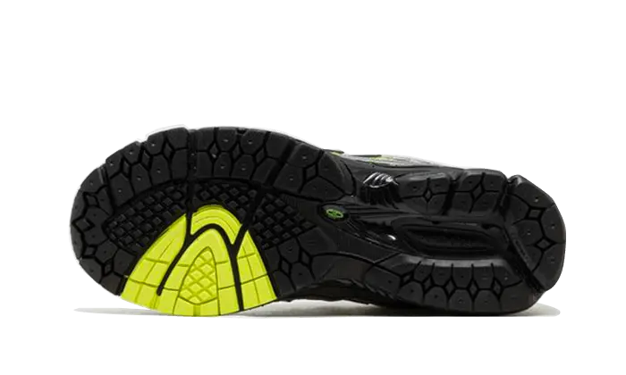 1906R Volt Black VOSneakers