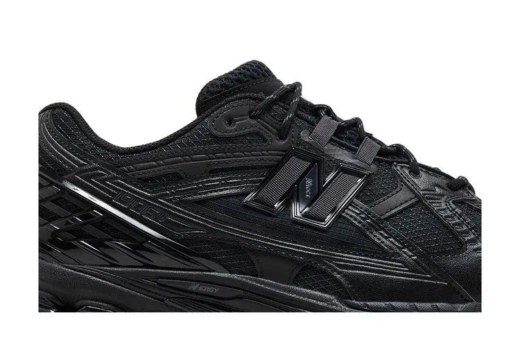 1906U Triple Black VOSneakers