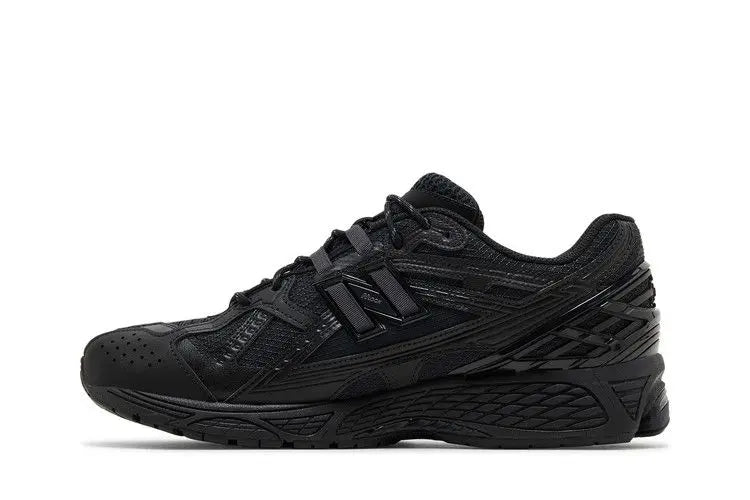 1906U Triple Black VOSneakers