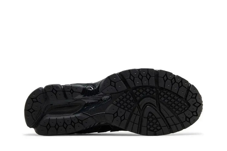 1906U Triple Black VOSneakers