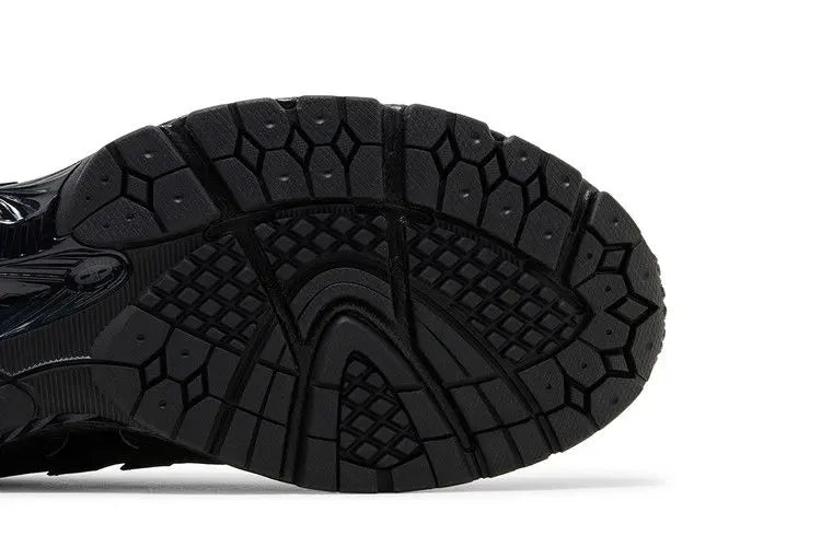 1906U Triple Black VOSneakers