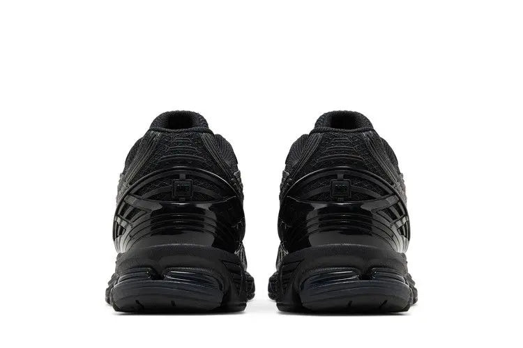 1906U Triple Black VOSneakers