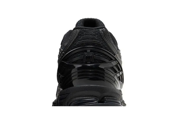 1906U Triple Black VOSneakers