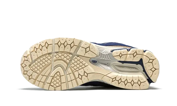 2002R Navy Cream VOSneakers