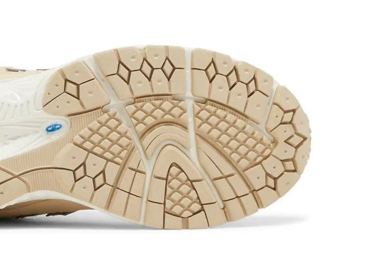 2002R Sandstone VOSneakers