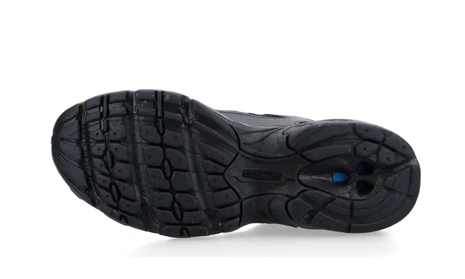 530 Triple Black VOSneakers