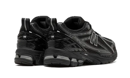1906R Black Grey VOSneakers