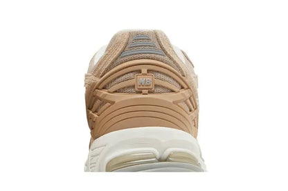 1906R Mindful Grey VOSneakers