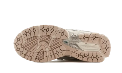 1906R Silver Metallic Cream VOSneakers