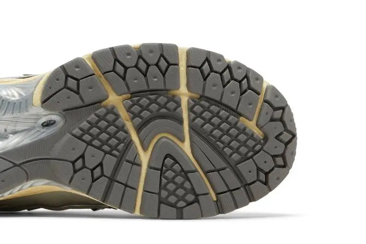 1906R thisisneverthat VOSneakers