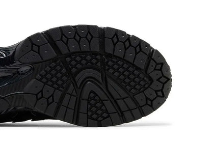 1906U Triple Black VOSneakers