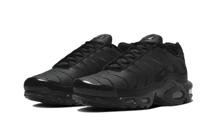 Nike Air Max Plus Triple Black Leather VOSneakers
