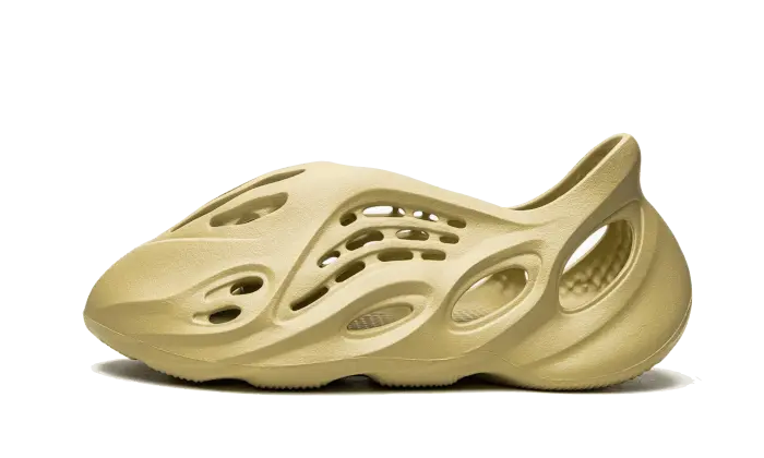 Yeezy Foam RNNR Sulfur VOSneakers
