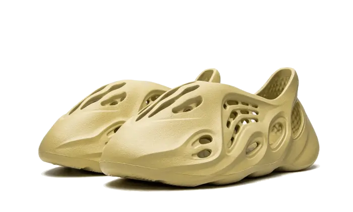 Yeezy Foam RNNR Sulfur VOSneakers