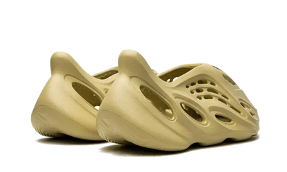 Yeezy Foam RNNR Sulfur VOSneakers