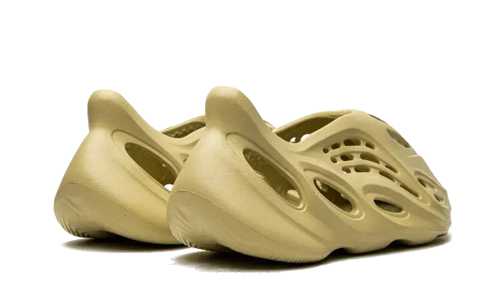 Yeezy Foam RNNR Sulfur VOSneakers